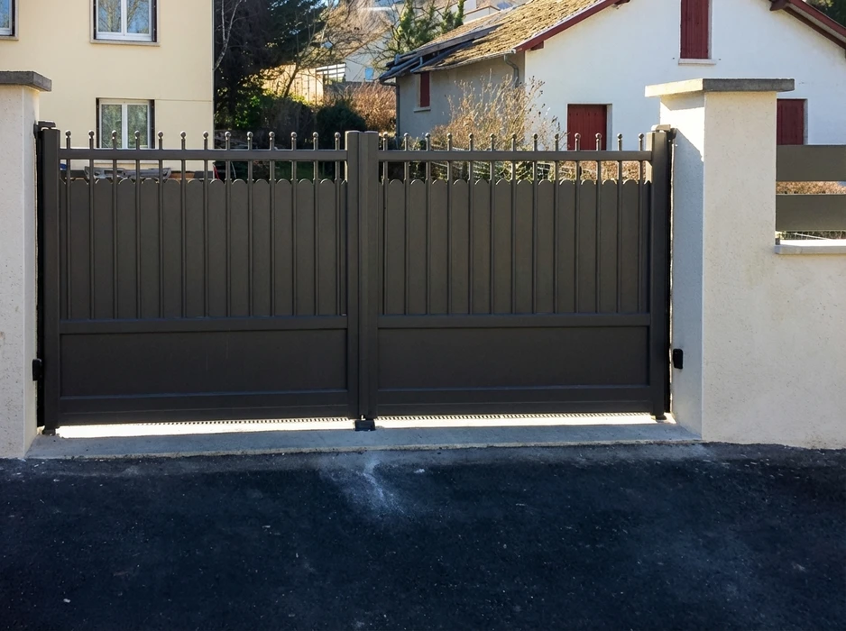 Portail double vantaux en aluminium laqué gris anthracite, style semi-ajouré