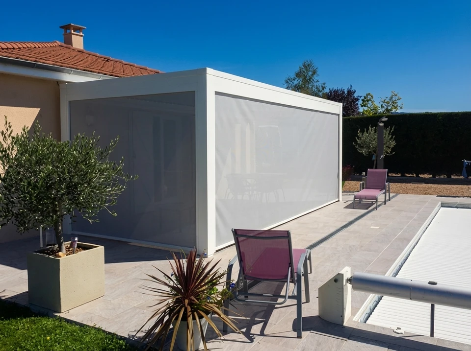 Terrasse extérieure aménagée avec pergola moderne en bois et acier, équipée d'un espace barbecue intégré et coin salon avec cheminée