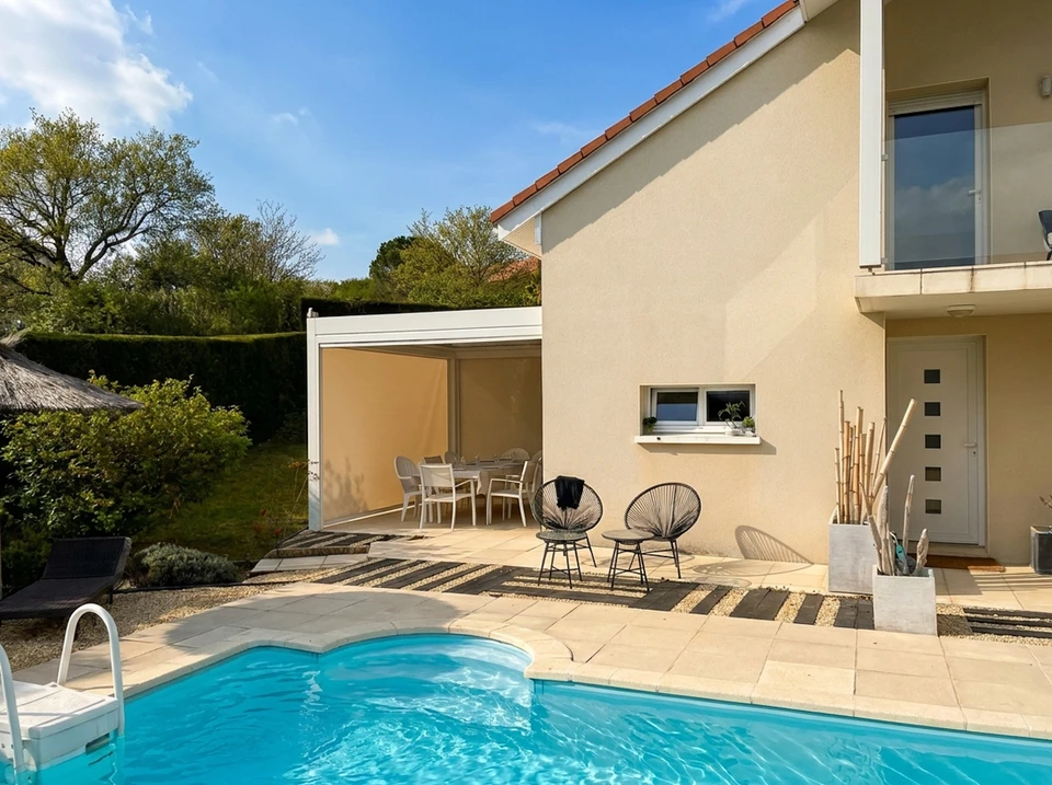 Artisan expérimenté discutant avec un couple de propriétaires devant leur maison pendant une consultation ou une étape de chantier de pergola. L'artisan pointe ou explique des détails de la structure de pergola en bois ou en aluminium, montrant une interaction professionnelle bienveillante et un suivi personnalisé. La scène se déroule en extérieur, à proximité d'une pergola en cours d'installation ou déjà réalisée, capturant la relation de confiance entre le professionnel et ses clients.