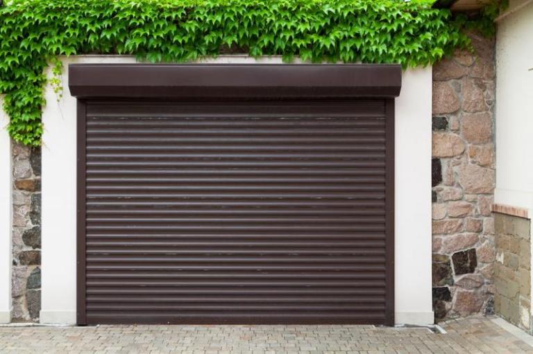 Volets battants : comment sublimer votre façade avec le bon modèle ?